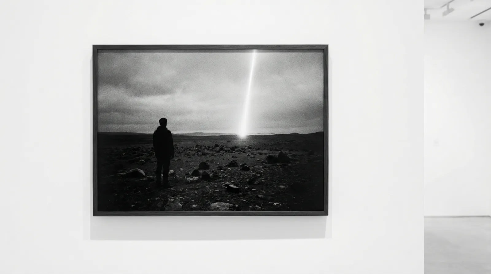 独立电影 策展主题海报：孤独身影面对旷野中的光束